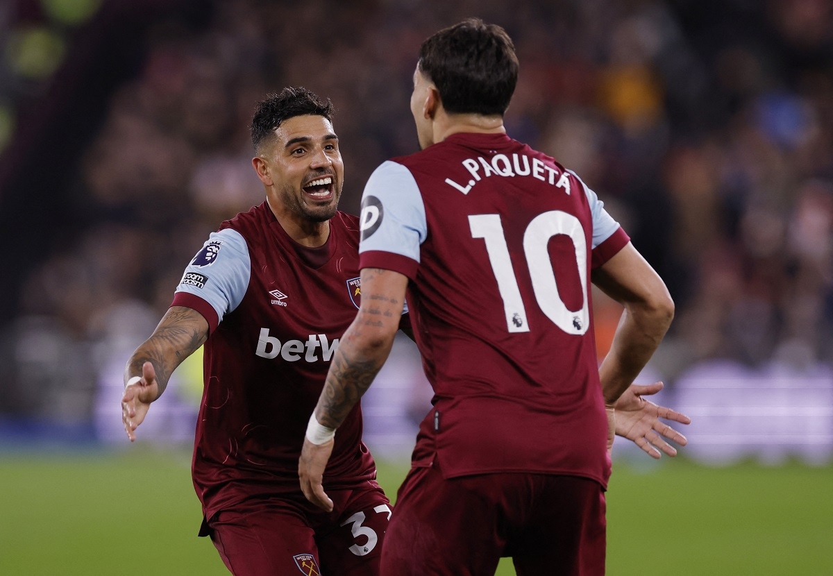 West Ham chỉ còn kém MU 5 điểm sau trận thắng rạng sáng 27/2. (Ảnh: Reuters).