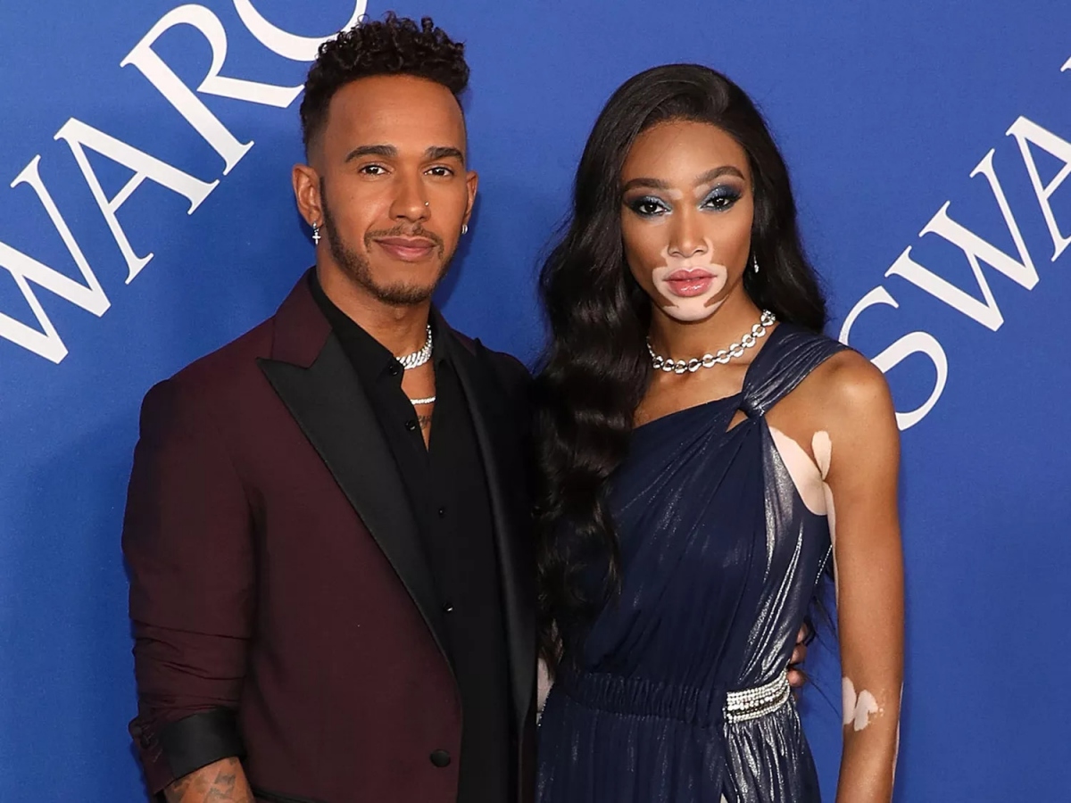 Hamilton từng bị đồn hẹn hò với siêu mẫu bạch tạng Winnie Harlow.
