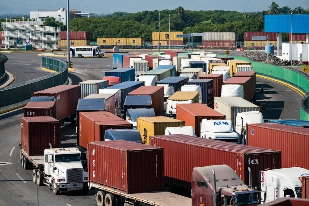 Xe container xếp hàng trước cảng Manzanillo, Mexico. (Ảnh Salwan Georges/The Washington Post via Getty Images)