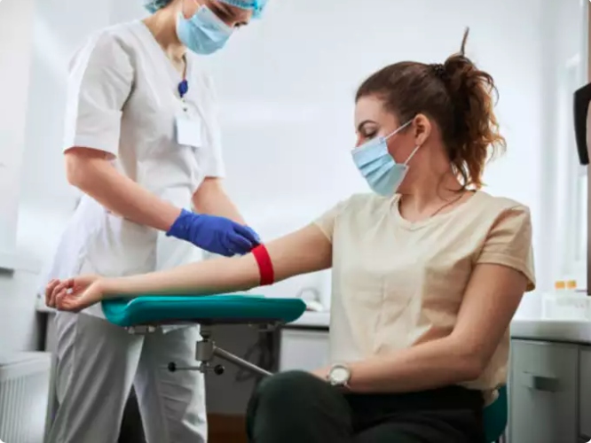 Xét nghiệm chức năng tuyến giáp: Xét nghiệm chức năng tuyến giáp đánh giá chức năng của tuyến giáp, tuyến này đóng vai trò quan trọng trong việc điều hòa quá trình trao đổi chất, sản xuất năng lượng và các chức năng khác nhau của cơ thể. Các xét nghiệm chức năng tuyến giáp phổ biến bao gồm Hormon kích thích tuyến giáp (TSH), T4 tự do (thyroxine) và T3 tự do (triiodothyronine). Mức TSH giúp đánh giá chức năng tổng thể của tuyến giáp, trong khi mức T4 và T3 tự do đo mức độ hormone tuyến giáp hoạt động lưu thông trong máu. Những bất thường trong chức năng tuyến giáp có thể dẫn đến các triệu chứng như mệt mỏi, thay đổi cân nặng, thay đổi tâm trạng và thay đổi nhịp tim. Kiểm tra tuyến giáp thường xuyên là điều cần thiết để phát hiện các rối loạn tuyến giáp như suy giáp (tuyến giáp hoạt động kém) hoặc cường giáp (tuyến giáp hoạt động quá mức) và bắt đầu điều trị thích hợp để khôi phục lại sự cân bằng hormone tuyến giáp và giảm bớt các triệu chứng.
