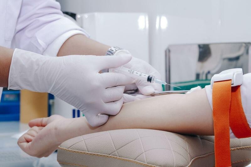 Xét nghiệm hóa sinh máu (CMP): Xét nghiệm hóa sinh máu (CMP) là xét nghiệm toàn diện nhằm đánh giá các dấu hiệu trao đổi chất và chức năng cơ quan khác nhau. Xét nghiệm này thường bao gồm các phép đo đường huyết, chất điện giải (natri, kali, clorua, bicarbonate), chức năng thận (creatinine, nitơ urê máu), chức năng gan (bilirubin, albumin, men gan) và nồng độ protein.