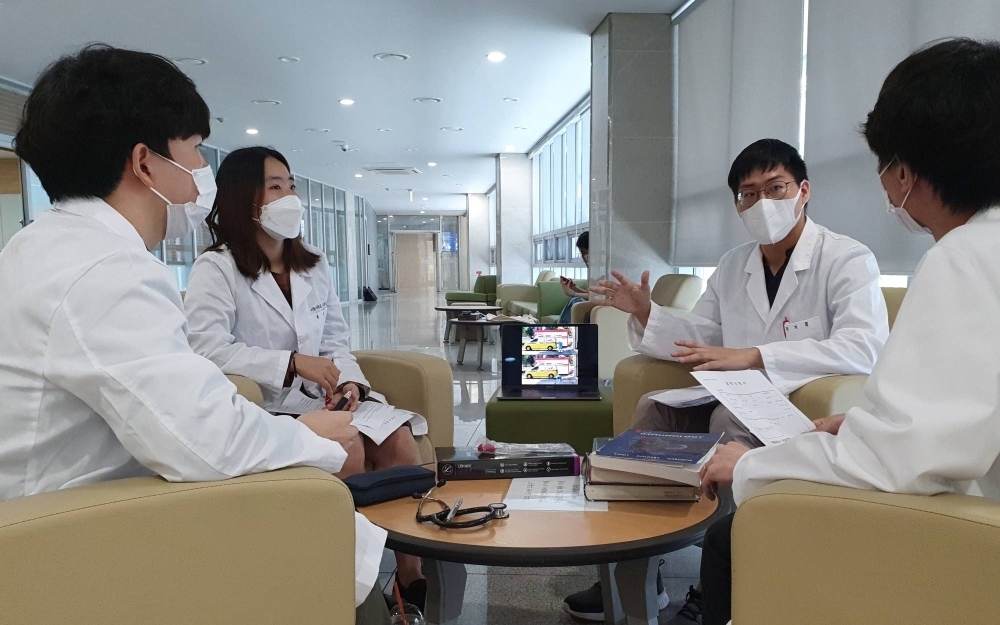 Các bác sĩ tương lai của Hàn Quốc. Ảnh: Reuters.