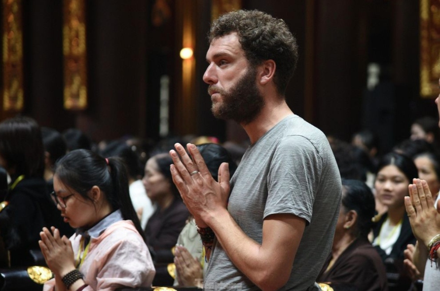 A foreign visitor attends the opening ceremony of the Yen Tu spring festival.