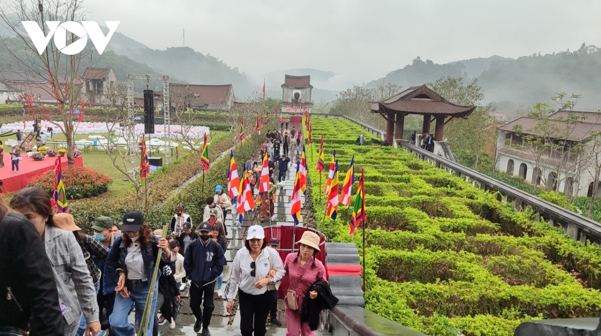 Pilgrims and visitors offer incense at bronze-made Dong pagoda, the largest of its kind in Asia, in the Yen Tu Mt. complex to pray for good luck and health ahead in the coming year.
