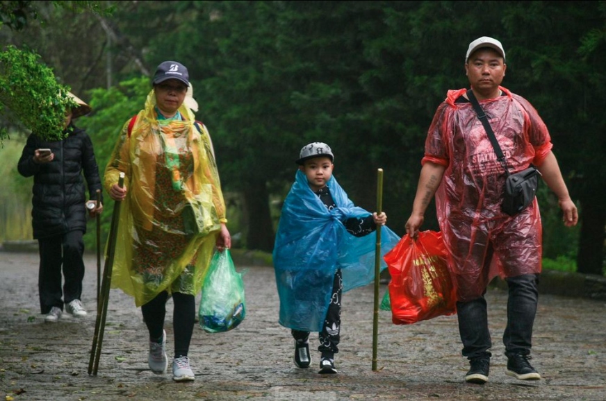 Despite light rain, many locals and tourists flock to the relic site to join in the festival.