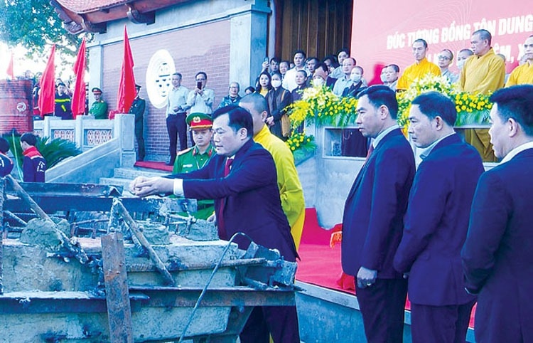 Ông Nguyễn Tiến Minh, Bí thư Huyện ủy huyện Thường Tín, Thành ủy viên cùng lãnh đạo huyện tại Lễ đúc tượng Anh hùng dân tộc, danh nhân văn hóa Nguyễn Trãi.