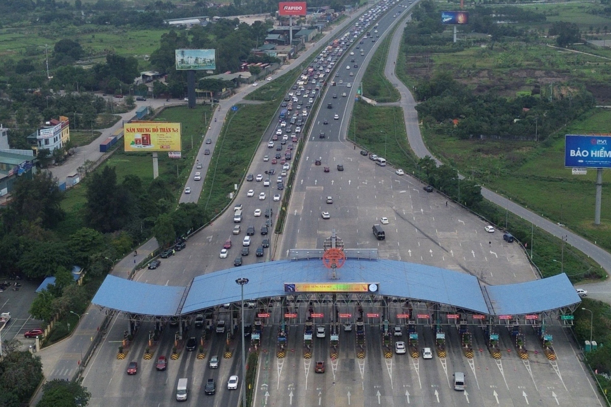 Ngày mùng 2 Tết các tuyến đường ùn tắc kéo dài khiến việc du xuân của người dân trở nên khó khăn (Ảnh: Vietnamnet)