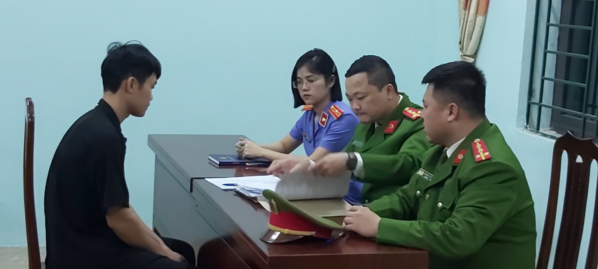 Bùi Văn T. (23 tuổi, trú tại xã Thanh Cao, huyện Lương Sơn, Hòa Bình) làm việc với cơ quan chức năng