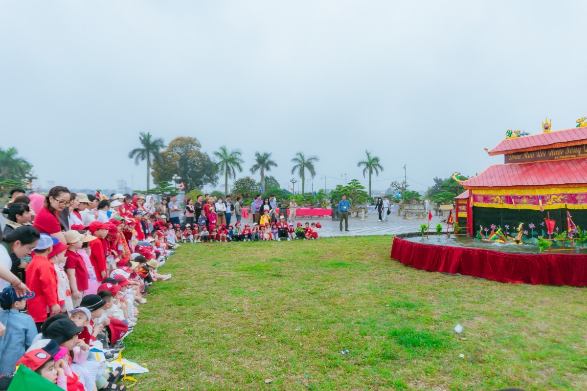 Biểu diễn múa rối tại quảng trường Đông A, thuộc quần thể Khu di tích lịch sử văn hóa đền Trần – chùa Tháp, thành phố Nam Định. Nguồn: BTC