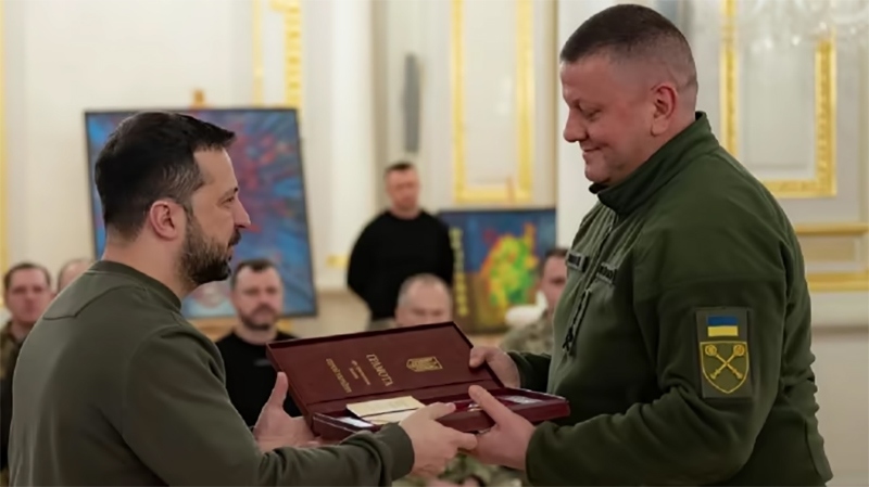 Tổng thống Ukraine Volodymyr Zelensky và Tướng Valerii Zaluzhny. (Ảnh chụp màn hình)