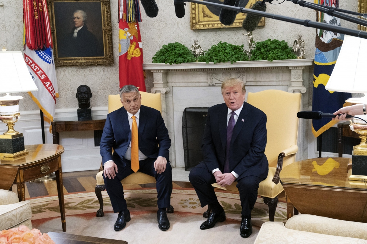 Thủ tướng Hungary Viktor Orban gặp mặt cựu Tổng thống Mỹ Donald Trump vào hôm 8/3. Ảnh: Bloomberg.
