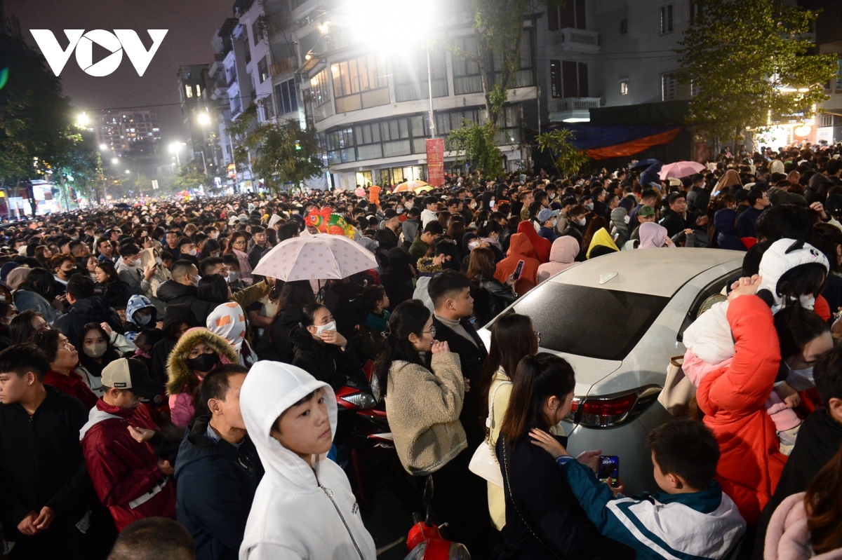 The show is part of the programme called Get on Hanoi – Scent of Tay Ho 2024 to launch the Nhat Tan Tourist Area in Tay Ho district. Despite the chill, thousands converge on Trinh Cong Son Walking Zone in Tay Ho district to watch the show.