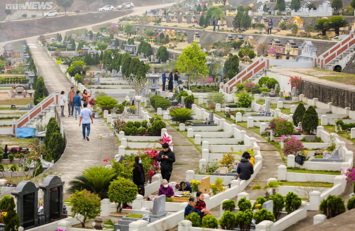 Although it is not a major holiday of the year, it still bears the cultural beauty of Vietnamese people.