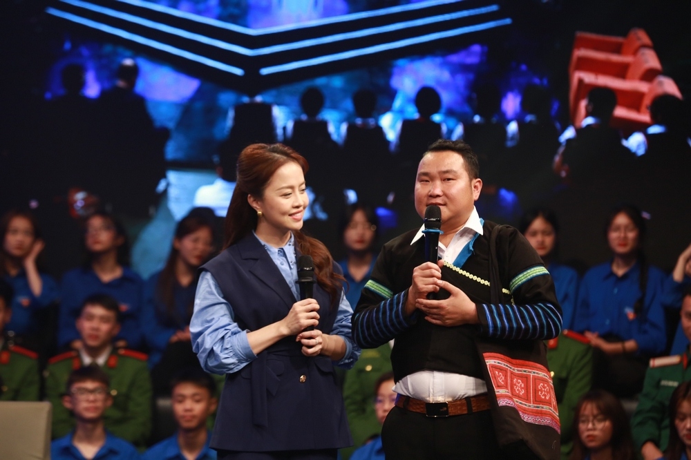 Anh Sùng A Tủa - chủ kênh TikTok hướng dẫn người dân quảng bá và bán sản phẩm nông nghiệp địa phương trên mạng xã hội