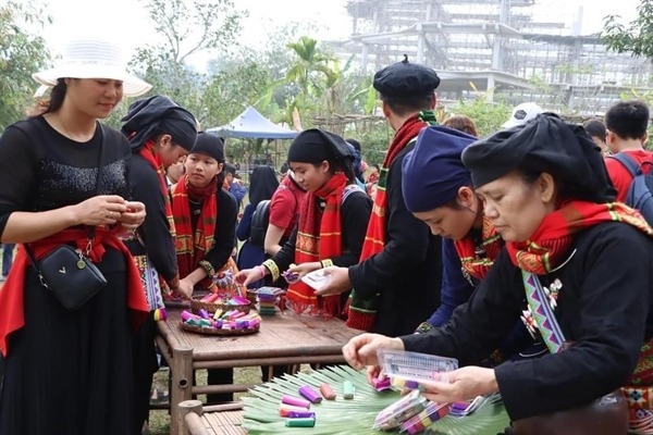Bà con chuẩn bị mâm lễ