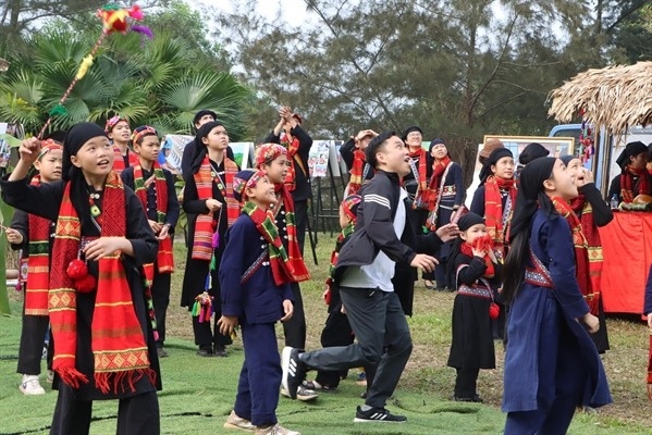 Người dân và du khách tham gia tung còn trong phần hội