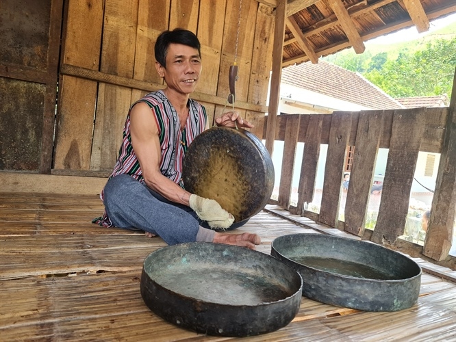 Nghệ nhân ưu tú Phạm Văn Rôm đánh chiêng
