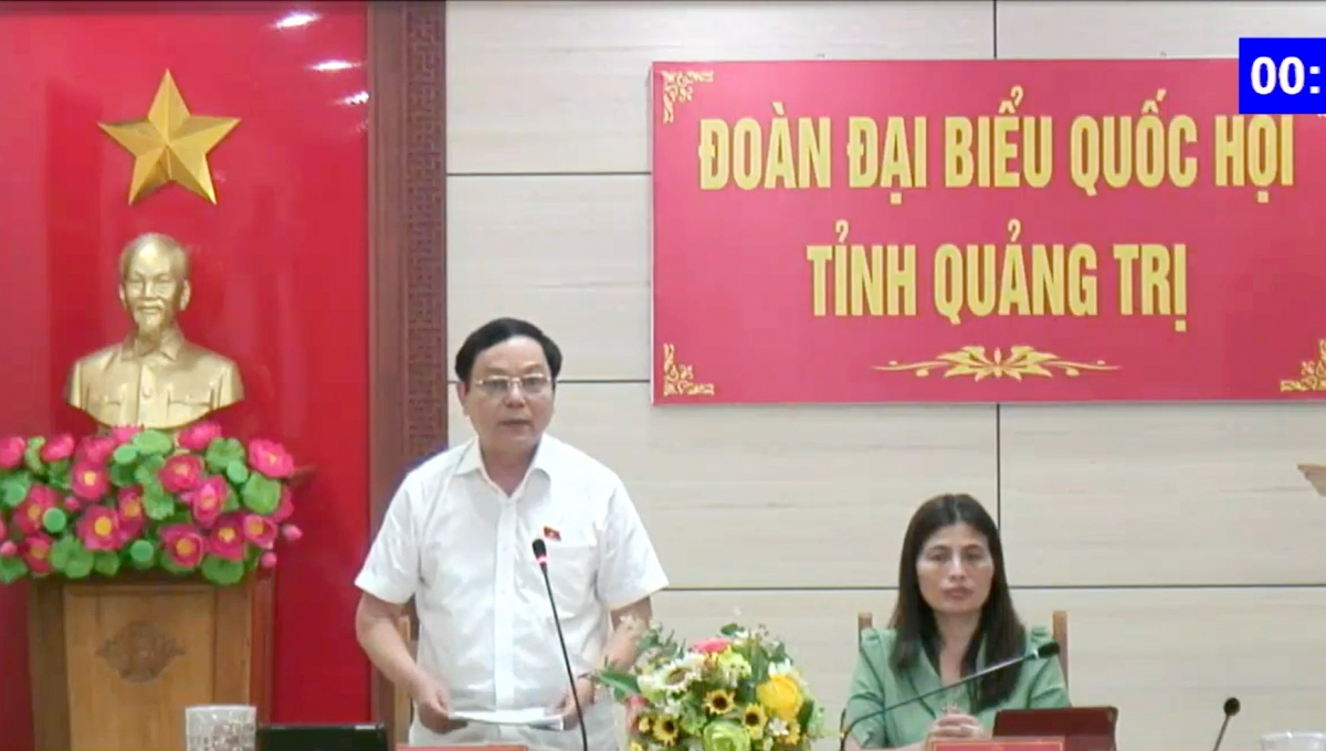 Đại biểu Hoàng Đức Thắng phát biểu tại đầu cầu Quảng Trị