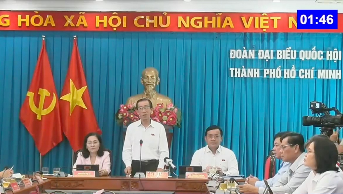 Đại biểu Trần Hoàng Ngân nêu câu hỏi tại đầu cầu TP.HCM