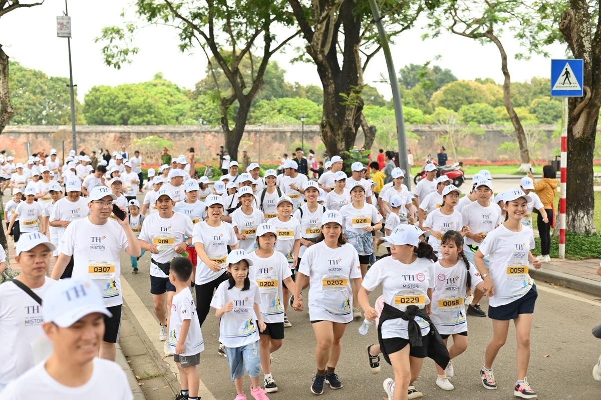 Phụ huynh vào các em học sinh tiểu học hào hứng với phần chạy S-Race Family