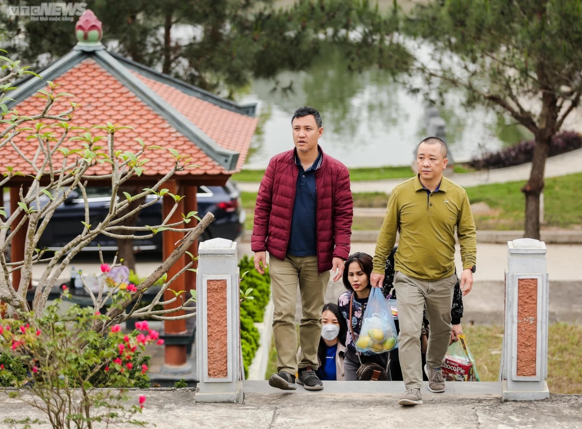 This festival demonstrates the age-old tradition of “when drinking water, remember the source” and the respect for the ancestors of Vietnamese people.