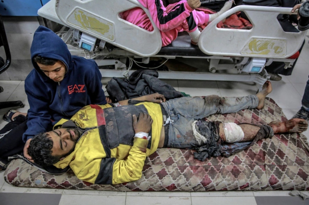 Một người dân bị thương trong sự cố viện trợ tại thành phố Gaza hôm 29/2. Ảnh: AFP