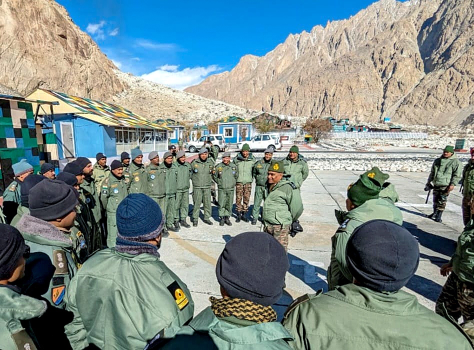 Tư lệnh Lục quân Ấn Độ tướng Manoj Pande thăm các binh lính đang đóng tại vùng lãnh thổ liên bang Ladakh (ANI)