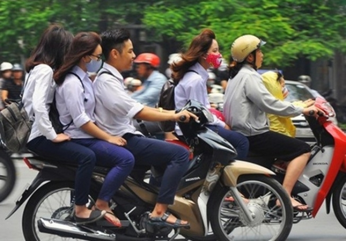 Việc giao xe máy từ 50cm3 trở lên cho người dưới 18 tuổi điều khiển sẽ bị xử phạt vi phạm hành chính. Ảnh minh họa