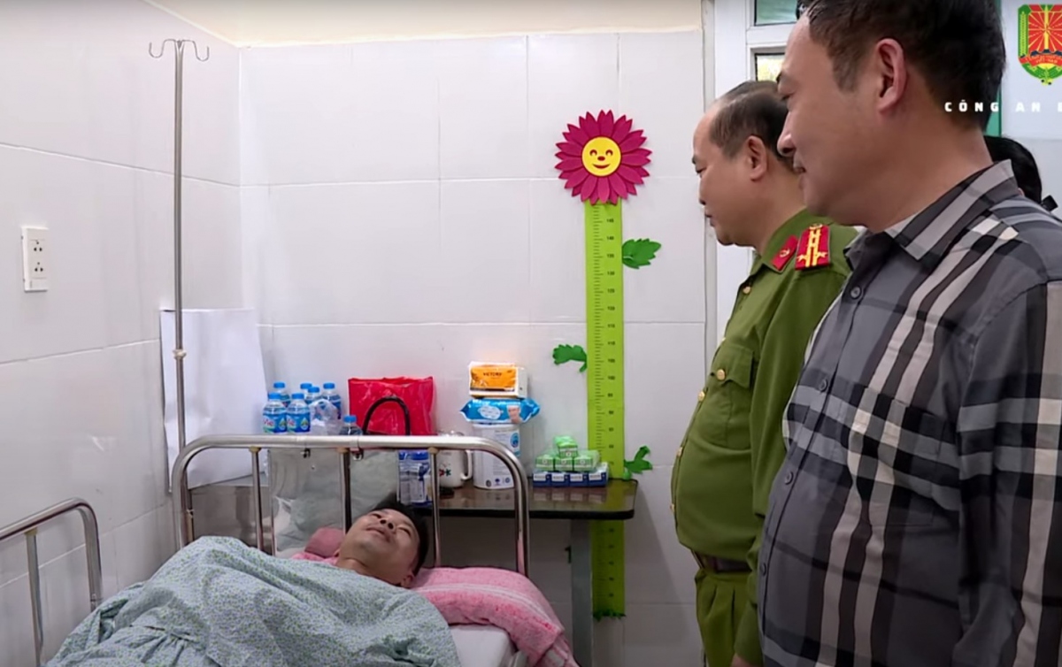Đội trưởng Đội Cảnh sát giao thông trật tự Nguyễn Đức Sơn điều trị tại bệnh viện.