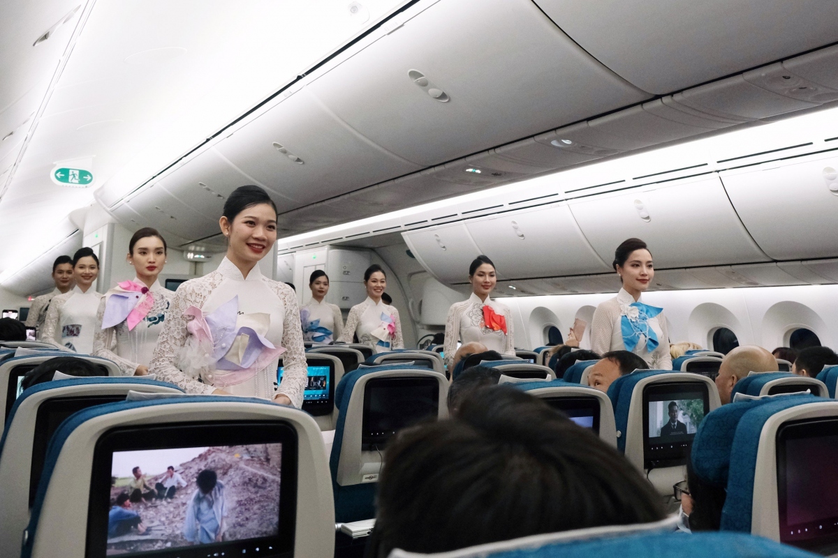 Cùng với đó, màn trình diễn bộ sưu tập áo dài mang tên “Sen Trên Dáng Việt” của nhà thiết kế Tạ Linh Nhân cũng thể hiện hình ảnh của hoa sen - biểu tượng của sự tinh khiết, thanh cao, luôn vươn mình phát triển dù trong bất kì hoàn cảnh khắc nghiệt nào, đại diện cho người phụ nữ Việt Nam thời đại mới tự tin, năng động nhưng cũng rất nữ tính, dịu dàng.