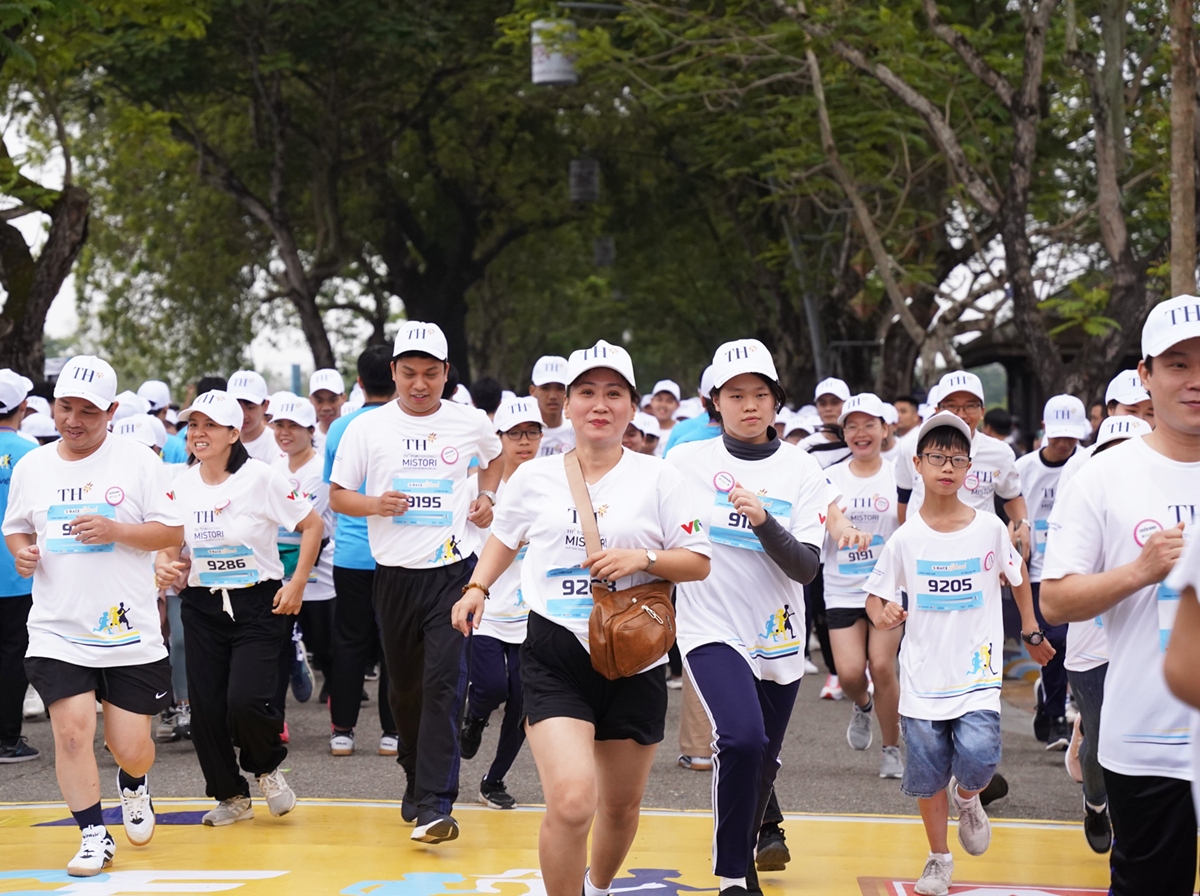 Thầy trò cùng sải bước ở nội dung chạy S-Race School