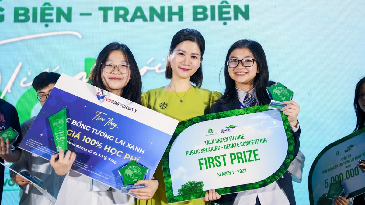 Hai cô gái LifeSphere – chủ nhân của ngôi vô địch bảng tiếng Anh chụp ảnh cùng Tiến sĩ Lê Thái Hà, Giám đốc Điều hành Quỹ Vì tương lai xanh