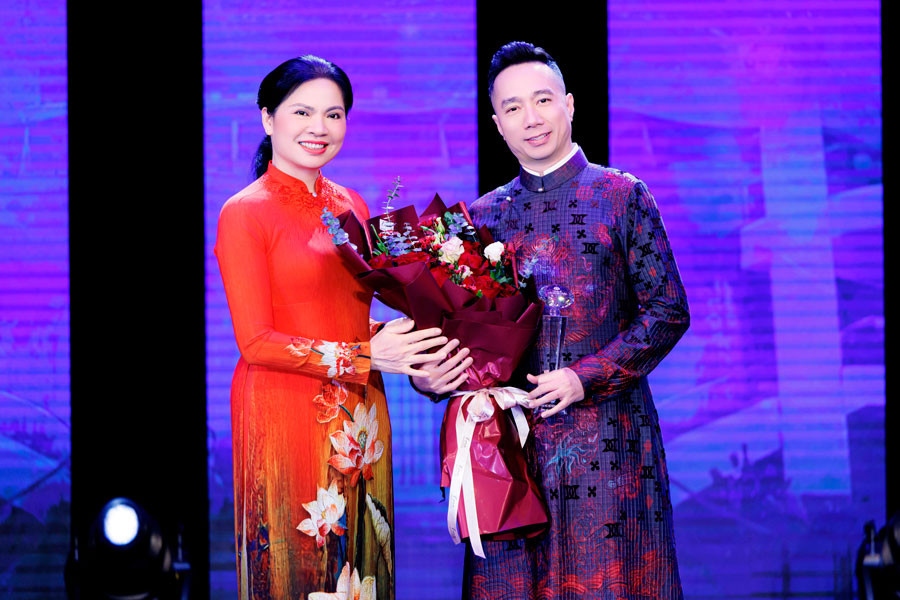 Nhà thiết kế (NTK) Đỗ Trịnh Hoài Nam là người chịu trách nhiệm chỉ đạo nghệ thuật của chương trình"'Hương sắc Việt Nam".
