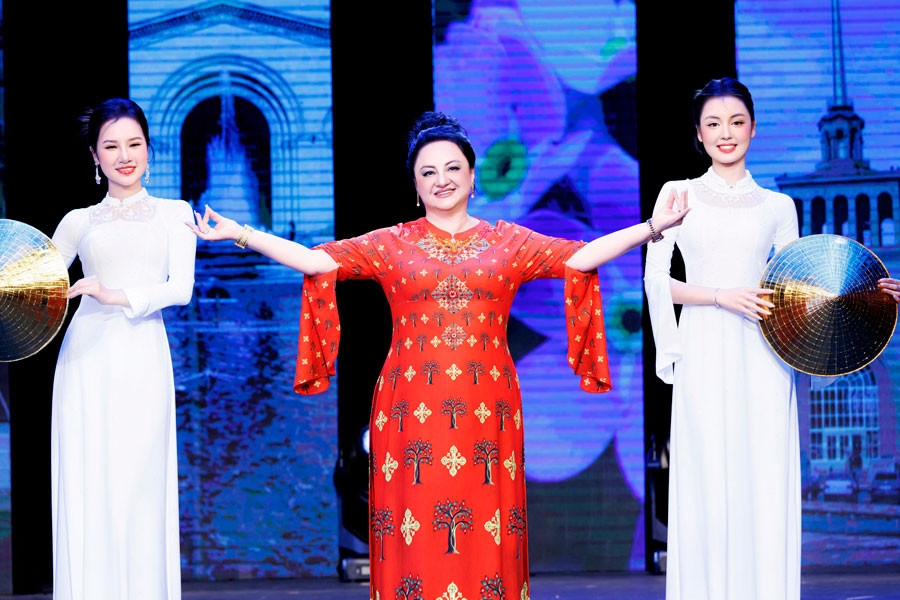 Chương 3 - 'Tinh hoa áo dài Việt' mang đến bộ sưu tập Áo dài di sản 5 nước do phu nhân của các đại sứ tại Việt Nam trình diễn.