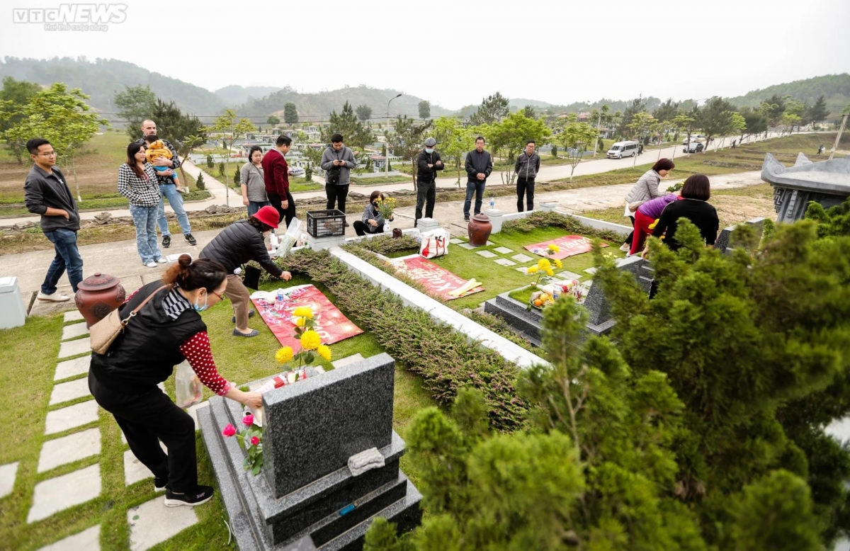 During the festival, Vietnamese people no matter where they work and live pay homage to their native town to show their respect for their ancestors in cemeteries.