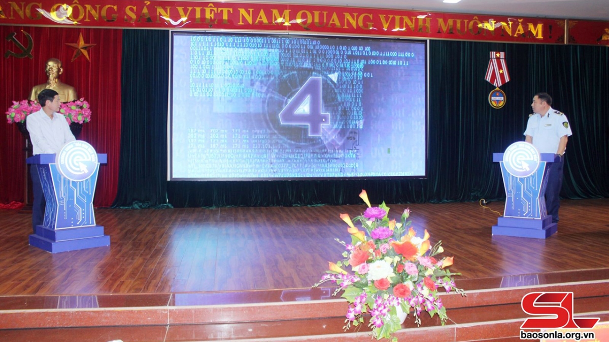 Thành viên hội đồng giám sát bấm nút lựa chọn " Hóa đơn may mắn" quý IV/2023 - Ảnh: Baosonla