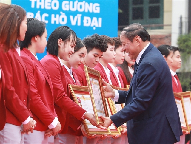 Minister of Culture, Sports and Tourism Nguyen Van Hung presents certificates of merit to the nation's best athletes in 2023. (Photos Viet Thanh-Quang Thai)