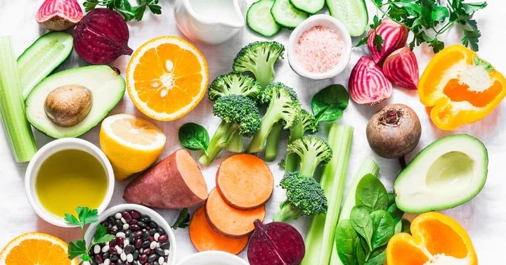 Vitamin C: Vitamin C trong trái cây, rau quả (đặc biệt là trái cây họ cam quýt, ớt chuông đỏ) giúp làm tăng cường sức đề kháng, làm giảm thời gian bị cảm thông thường.