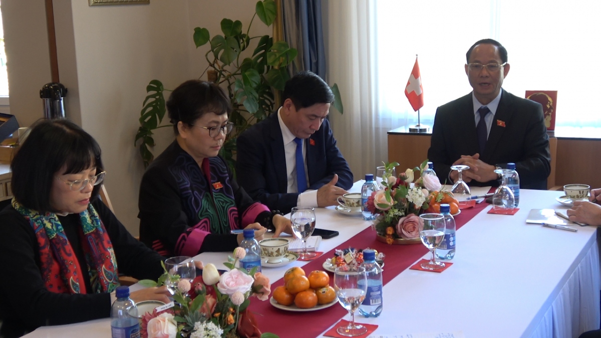 Phó Chủ tịch Quốc hội, Thượng tướng Trần Quang Phương (phải) phát biểu tại buổi làm việc. (Ảnh: Khắc Phục - Truyền hình Quốc hội Việt Nam)