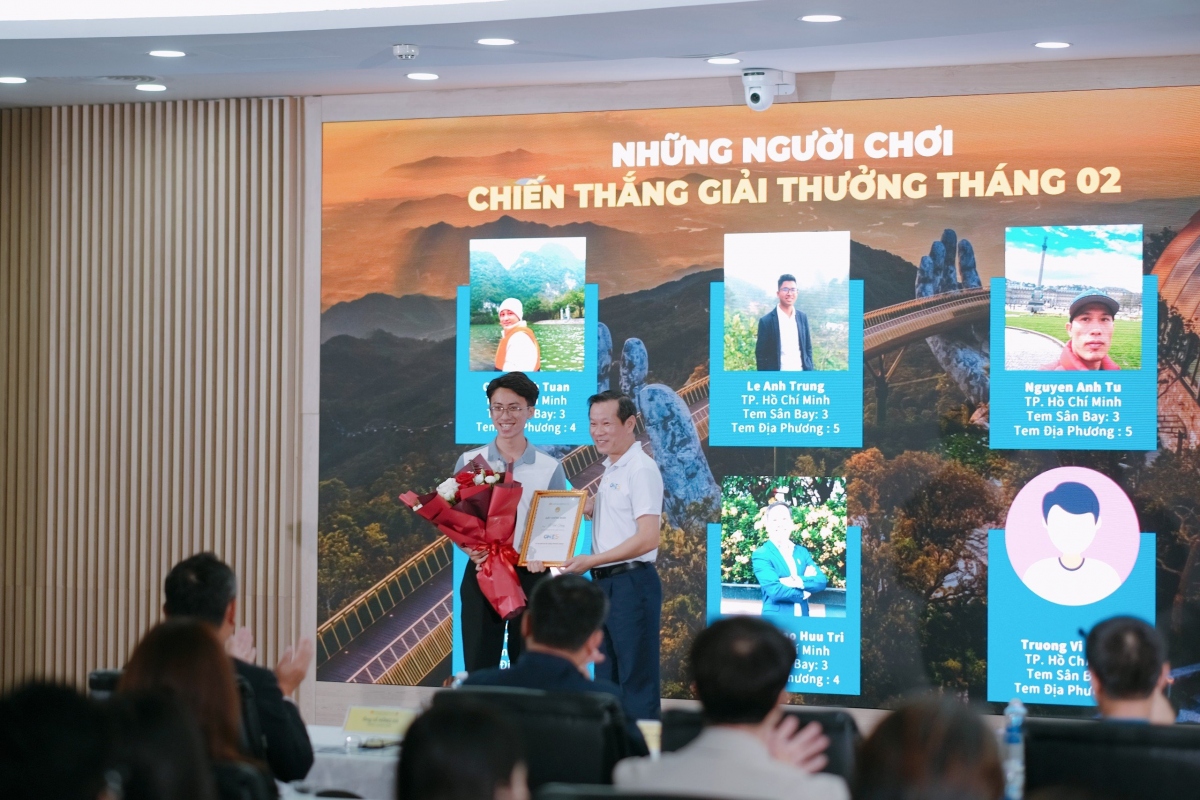  Phó Tổng Giám đốc Vietnam Airlines trao giải cho người chơi xuất sắc chinh phục chặng đường đầu tiên của One S 