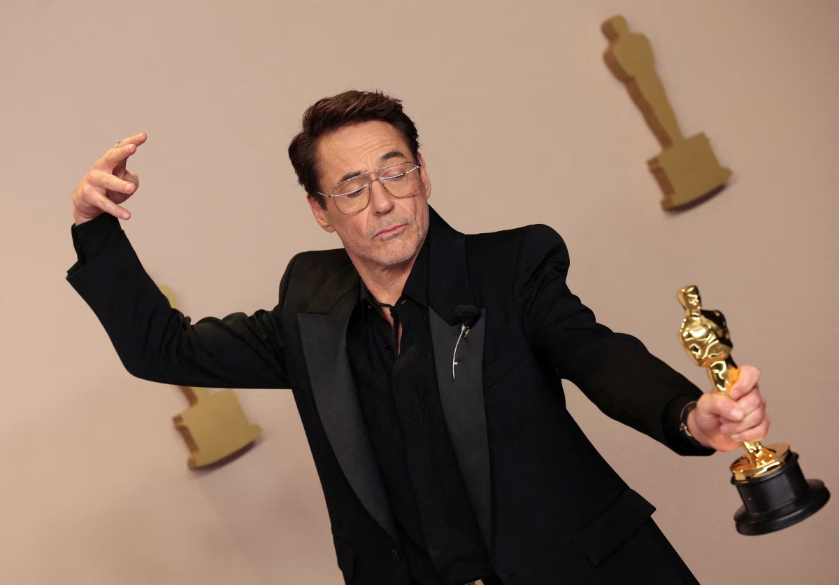 Robert Downey Jr. tự hào với giải Oscar đầu tiên trong sự nghiệp.