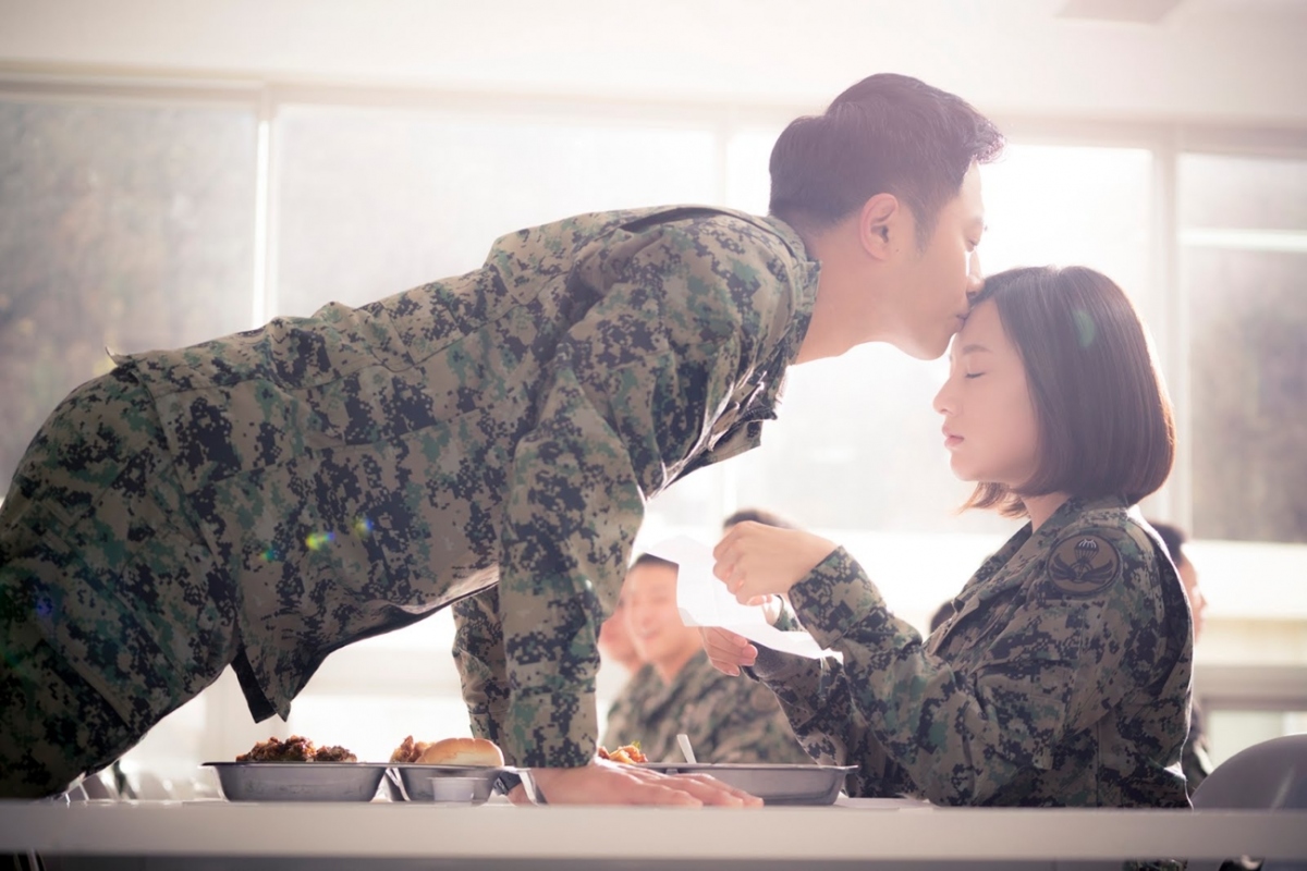 Trong phim, Kim Ji Won vào vai Yoon Myung Joo, nữ trung úy xinh đẹp dám yêu và dám đấu tranh. Phản ứng hóa học "hết nước chấm" giữa cô cùng tình màn ảnh Jin Goo, người vào vai Seo Dae Young, chàng quân nhân mạnh mẽ, rắn rỏi và yêu chân thành cũng khiến khán giả thích thú.