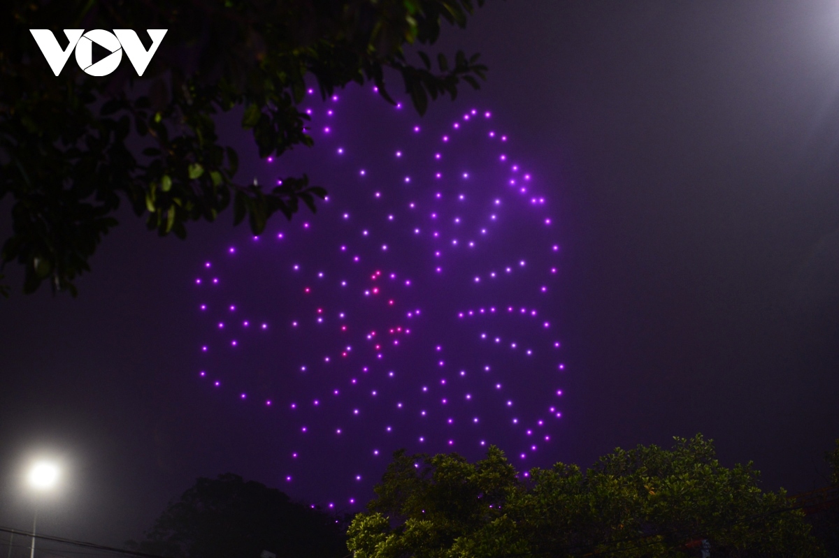 The 15-minute show allows visitors to explore famous scenic spots in Hanoi, as well as beautiful stories and images of Vietnamese culture.