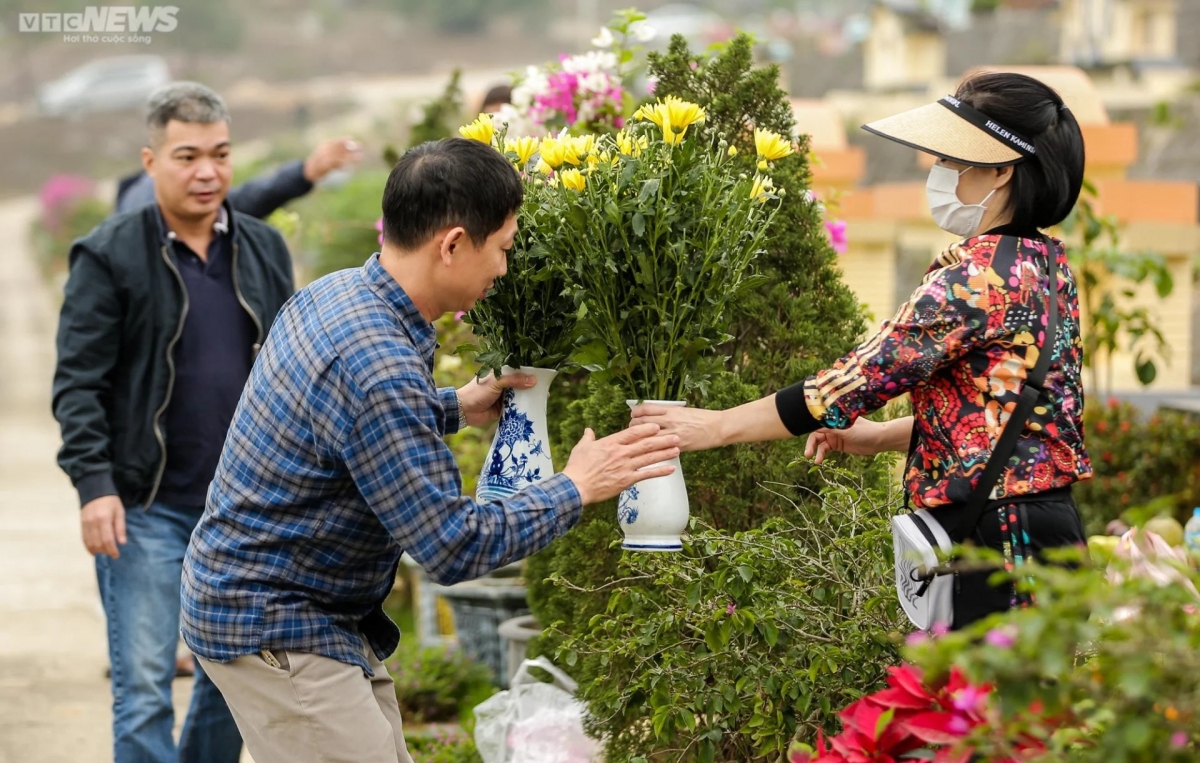 This year, the festival begins on April 4 and lasts through to April 20. However, Vietnamese people often choose days off work, normally on weekends, to visit the graves.