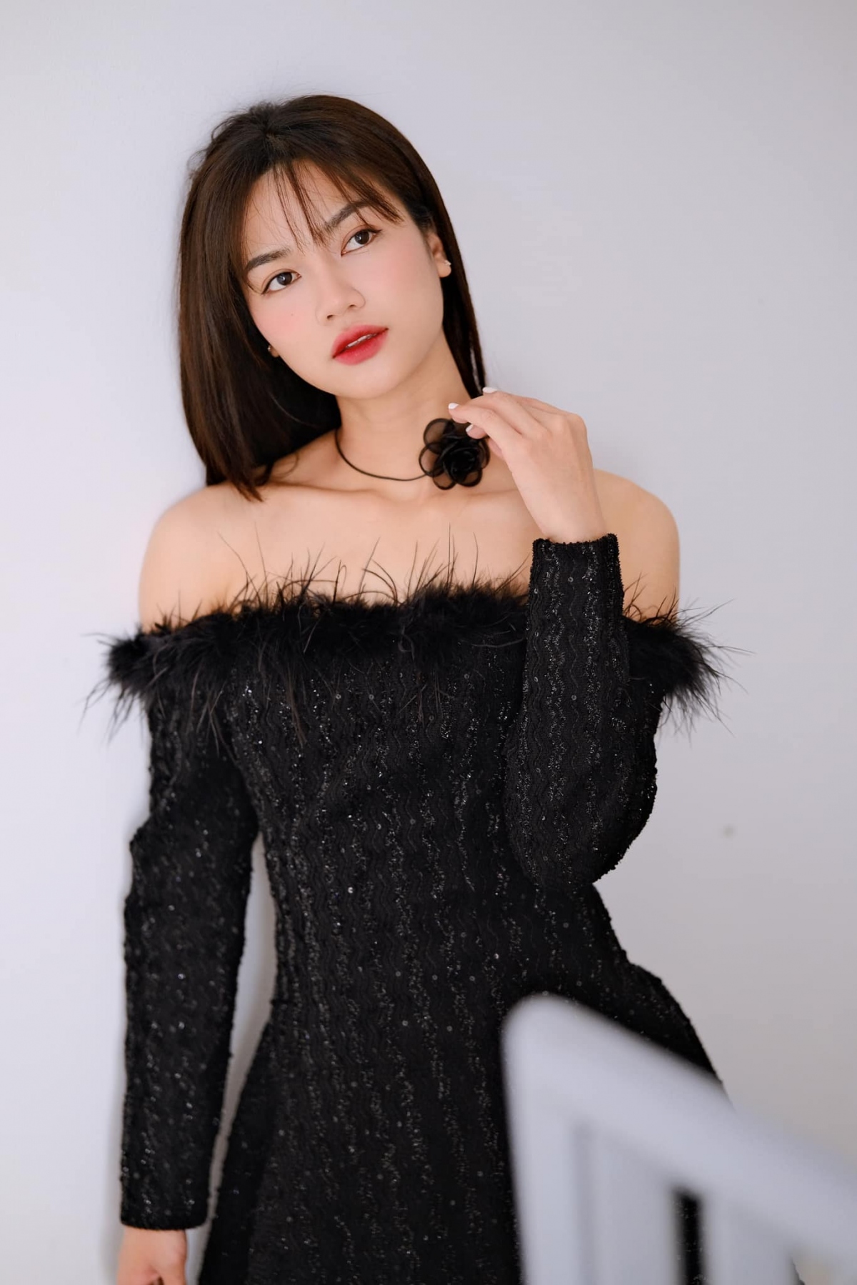 Anh Đào sinh năm 1996, quê ở Bắc Giang, cô tốt nghiệp Đại học Sân khấu Điện ảnh Hà Nội và hiện làm việc tại Sân khấu Lệ Ngọc. 
