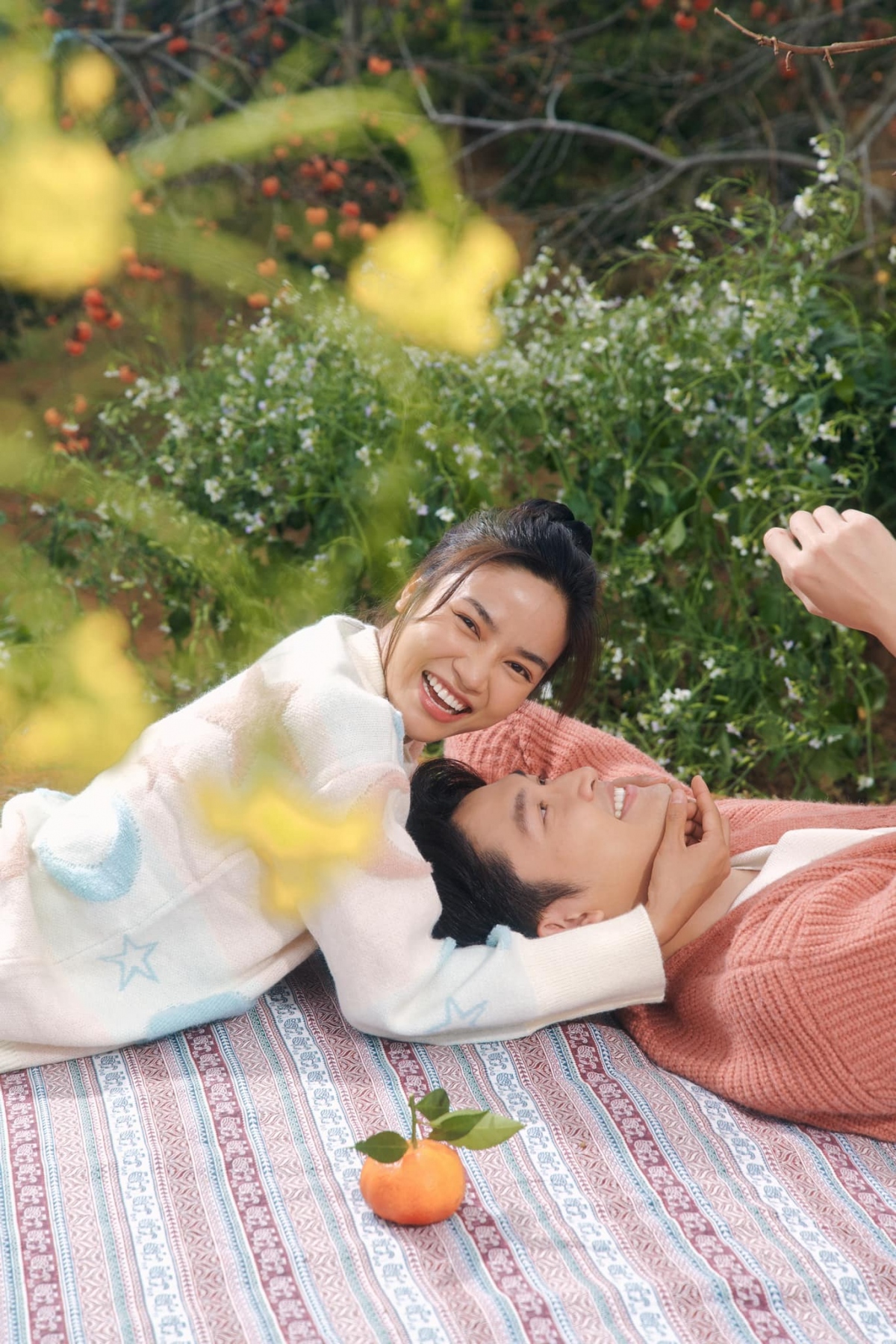 Nhờ "phản ứng hóa học" tốt, Anh Đào và Đình Tú hiện là cặp đôi được khán giả vô cùng yêu mến. Cả hai tung hứng khá ngọt từ tình yêu "hợp đồng" đưa lối đến một tình yêu thực sự sau khoảng thời gian hiểu nhau và kết nối.