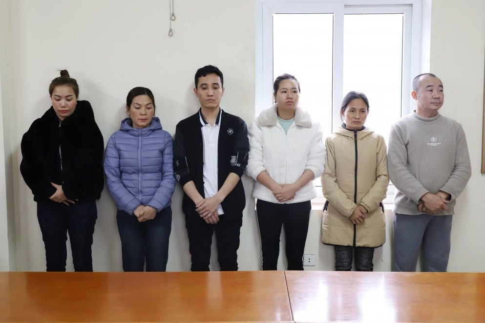 Các đối tượng trong đường dây tại cơ quan điều tra.