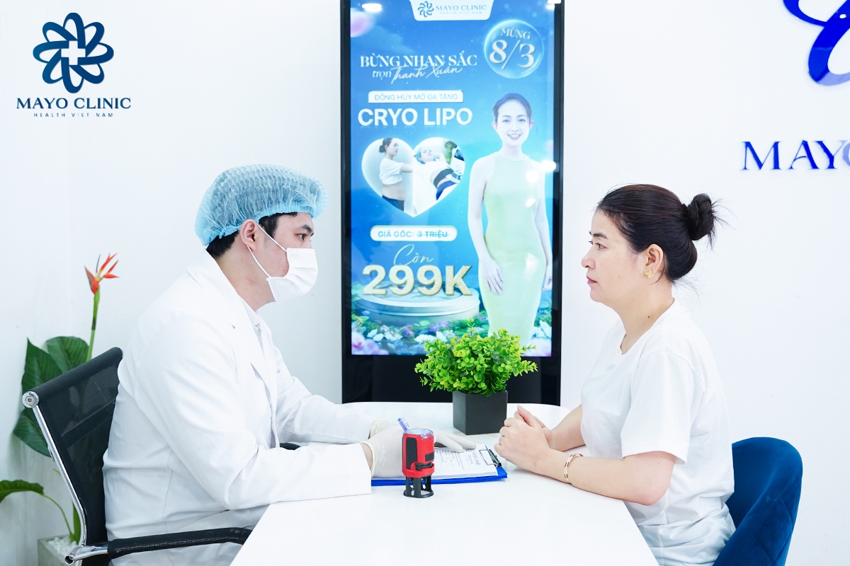 Khách hàng được chuyên gia tư vấn trực tiếp.