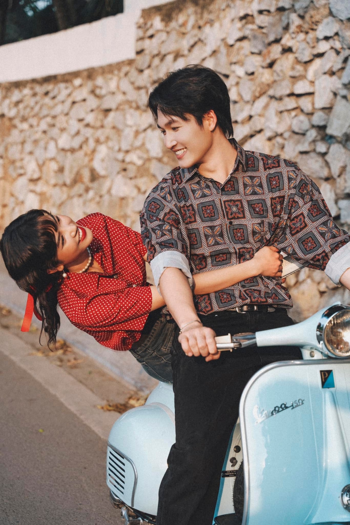 Mới đây, cả hai vừa thực hiện một bộ ảnh "tình bể bình". Đình Tú khoe ảnh kèm chú thích: "Bạn anh nhiều người là nam rồi. Vậy em làm bạn gái anh nhé?". Trong khi đó, Anh Đào viết: "Đôi khi, có những chuyện không cần quá rõ ràng..."