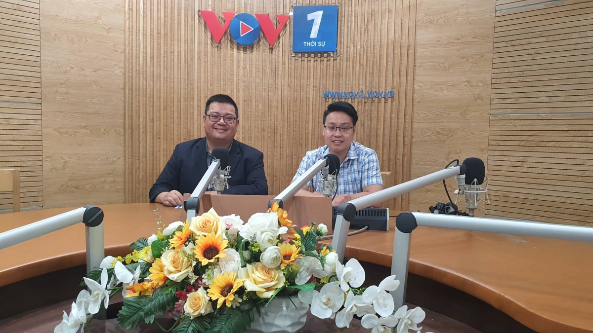 TS Vũ Việt Anh – Tổng giám đốc Học viện Thành Công (áo đen) trao đổi với PV VOV